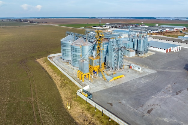 Vista panorâmica aérea do complexo agroindustrial com silos e linha de secagem de grãos