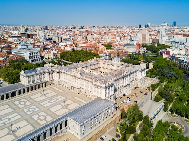 Vista panorâmica aérea do Palácio Real de Madrid. O Palácio Real de Madrid é a residência oficial da Família Real Espanhola em Madrid, Espanha
