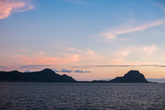 Vista panorâmica aérea do pôr do sol sobre o oceano.