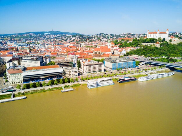 Vista panorâmica aérea do rio Danúbio em Bratislava. Bratislava é a capital da Eslováquia.