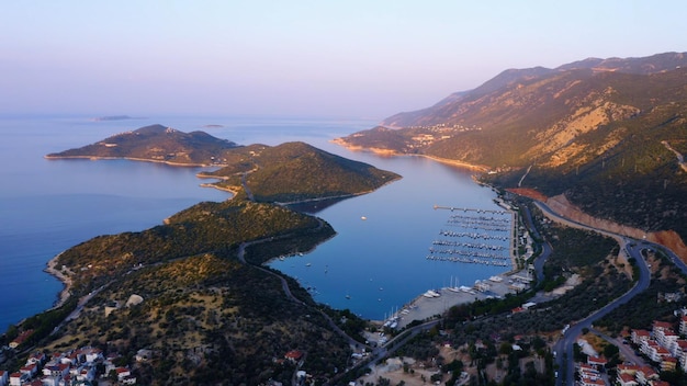 Vista panorámica aérea desde drones de la bahía del mar rodeada de montañas