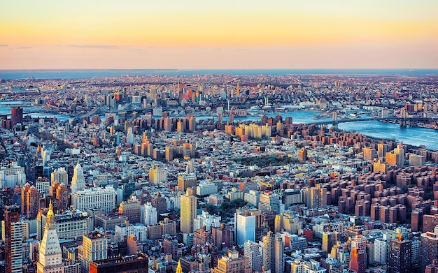 Vista panorámica aérea de East Village en el centro de la ciudad, ciudad de Nueva York, Nueva York, Estados Unidos, puente de Williamsburg, Brooklyn. Río del Este. horizonte de Manhattan. Edificio de arquitectura americana. Panorama de Metrópolis