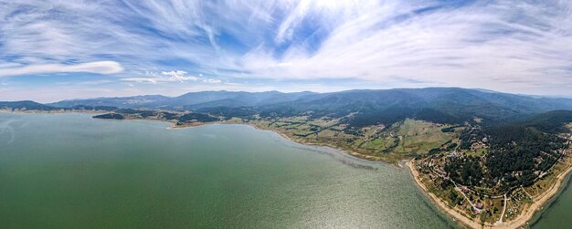 Foto vista panorámica aérea del embalse de batak en bulgaria