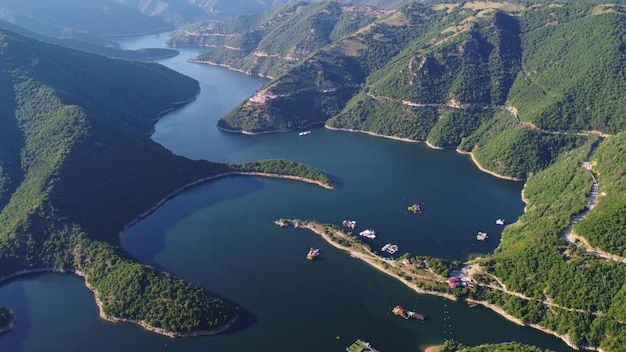 Vista panorámica aérea del embalse de Vacha ubicado en Bulgaria cerca de las montañas Rhodopa de la ciudad de Devin