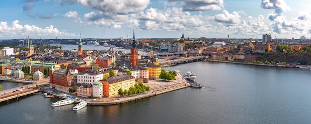 Vista panorámica aérea escénica de verano de gamla stan en el casco antiguo de estocolmo, capital de suecia