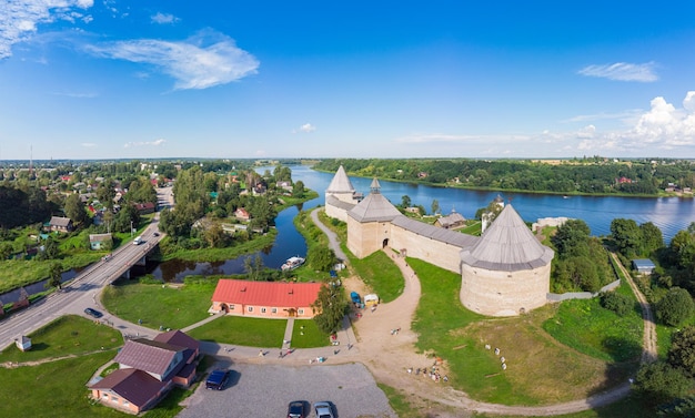 Vista panorámica aérea de la famosa fortaleza medieval en Staraya Ladoga al atardecer Antiguo fuerte histórico ruso en el río Volkhov en un día soleado de verano Europa Rusia Región de Leningrado San Petersburgo