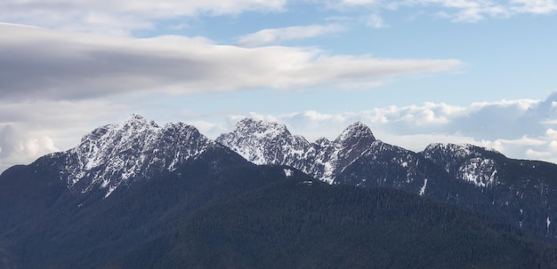 Vista panorámica aérea del fondo del paisaje de las montañas rocosas canadienses