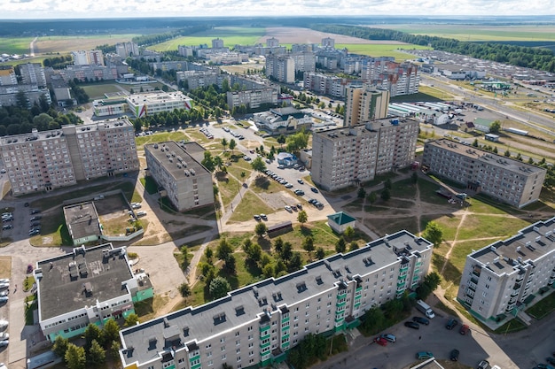 Vista panorámica aérea desde una gran altura de una pequeña ciudad provincial con un sector privado y edificios de apartamentos de gran altura