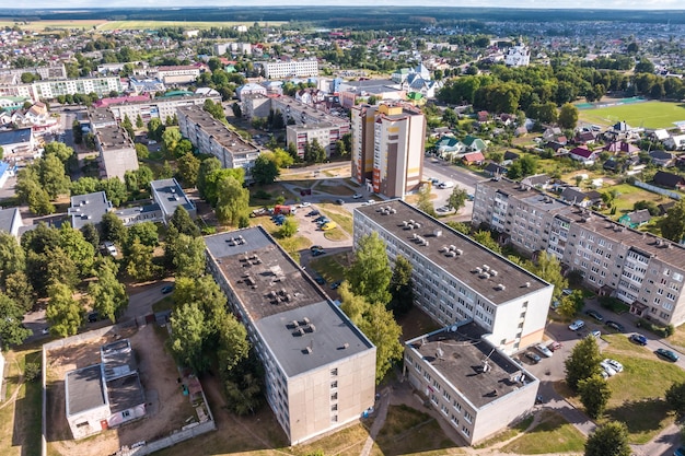 Vista panorámica aérea desde una gran altura de una pequeña ciudad provincial con un sector privado y edificios de apartamentos de gran altura