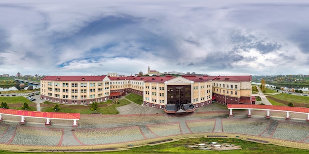 Vista panorâmica aérea hdri 360 esférica completa e sem costura acima de um castelo medieval com colunas e edifícios históricos em projeção equiretangular