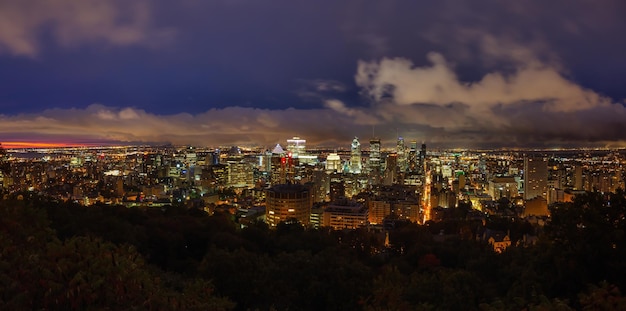 Vista panorámica aérea de una hermosa ciudad moderna en el centro