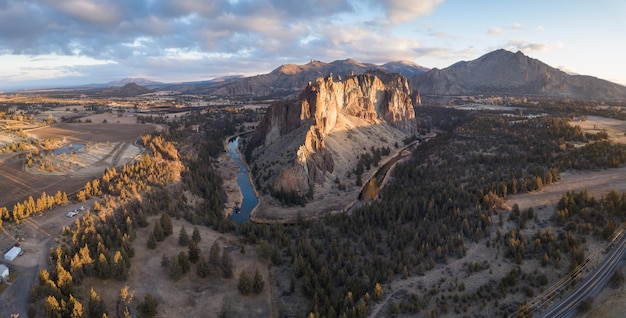 Vista panorámica aérea de un hito Smith Rock American Nature Background