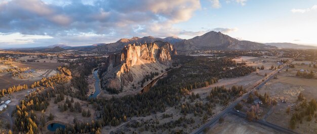 Vista panorámica aérea de un hito Smith Rock American Nature Background