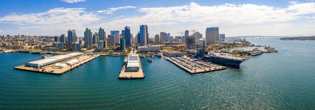 Vista panorámica aérea del horizonte de la ciudad del puerto de San Diego, California