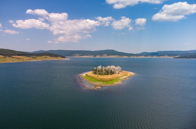 Vista panorámica aérea de la isla en un embalse de Batak ubicado en las montañas de Bulgaria Rhodopa