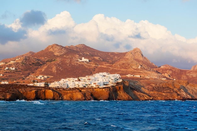 La vista panorámica aérea de la isla de Naxos en la puesta del sol. Naxos es la más grande del grupo de islas Cícladas en el Egeo, Grecia