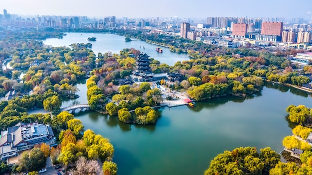 Vista panorámica aérea del lago Daming en Jinan