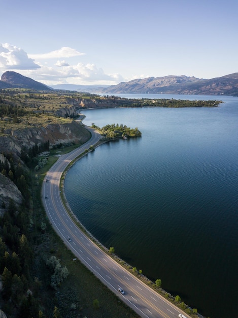 Vista panorámica aérea del lago Okanagan y Scenic Road