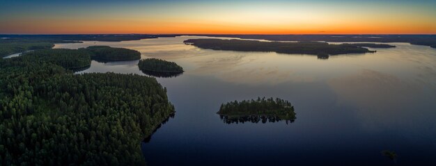 Vista panorámica aérea del lago Suoyarvi al amanecer rodeado de bosques de Karelia, Rusia