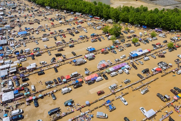 Vista panorámica aérea en el mercado de pulgas con artículos diversos y multitudes de compradores y vendedores