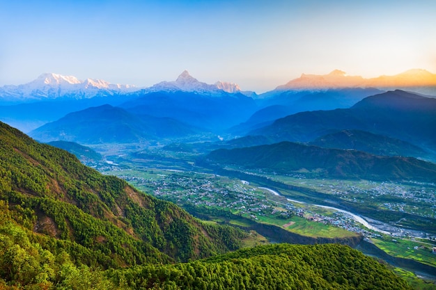 Vista panorámica aérea de las montañas de Annapurna Pokhara