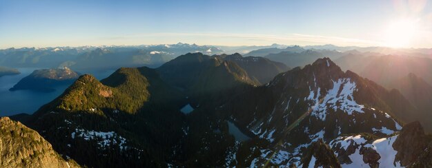 Vista panorámica aérea de las montañas Howe Sound