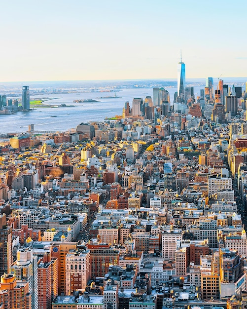 Vista panorâmica aérea no horizonte com arranha-céus em Downtown e Lower Manhattan, Nova York, América. EUA. Edifício de arquitetura americana. Panorama da metrópole NYC. Paisagem urbana metropolitana