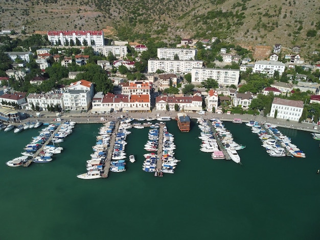 Vista panorámica aérea del paisaje de balaklava con barcos y mar en marina bay crimea sebastopol