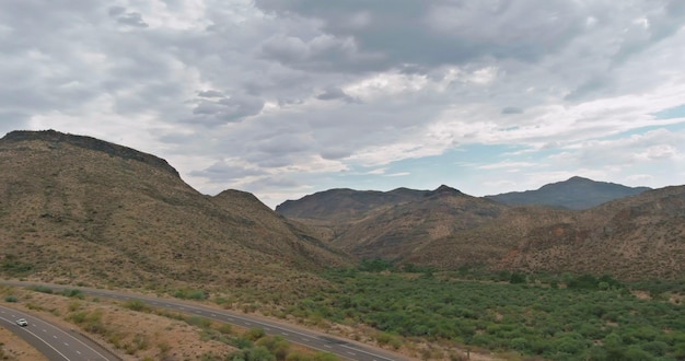 Vista panorámica aérea con un paisaje de montaña de cactus del desierto en Arizona de América