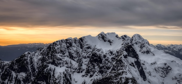 Vista panorámica aérea del paisaje de las montañas rocosas canadienses