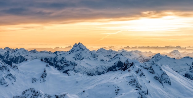 Vista panorámica aérea del paisaje de las montañas rocosas canadienses