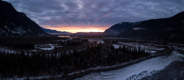 Vista panorámica aérea del paisaje de una puesta de sol de invierno