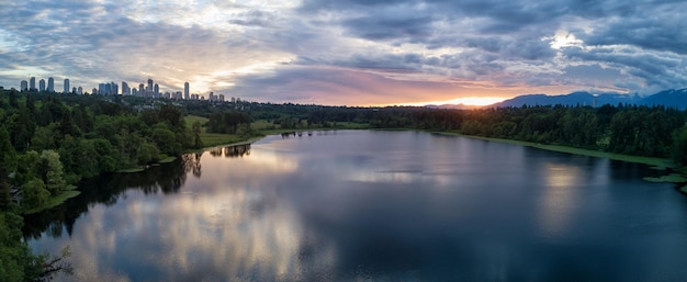 Vista panorámica aérea del parque Deer Lake con el horizonte de la ciudad de Metrotown en el fondo