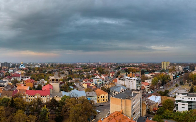 Vista panorámica aérea de la parte antigua de la ciudad europea de uzhgorod transcarpacia ucrania