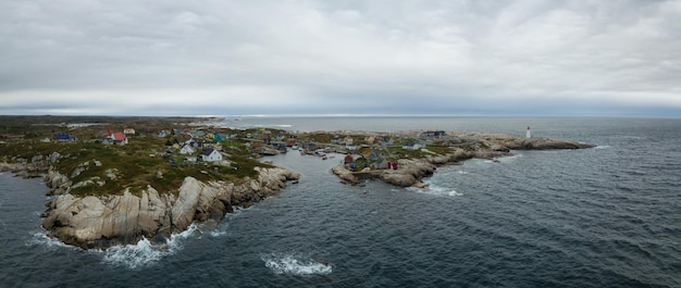 Vista panorámica aérea de un pequeño pueblo cerca de una costa rocosa en el Océano Atlántico