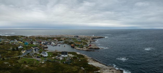 Vista panorámica aérea de un pequeño pueblo cerca de una costa rocosa en el Océano Atlántico