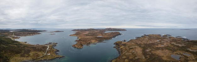 Vista panorámica aérea de un pequeño pueblo en una costa rocosa del Océano Atlántico Terranova Canadá