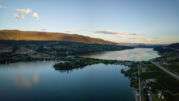 Vista panorámica aérea de un pequeño pueblo