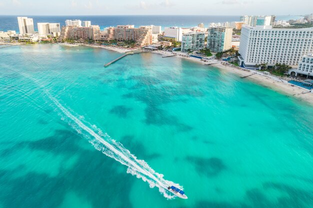 Vista panorámica aérea de la playa de cancún y la zona hotelera de la ciudad en méxico paisaje de la costa caribeña de