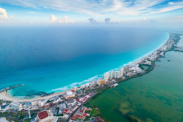 Vista panorámica aérea de la playa de cancún y la zona hotelera de la ciudad en méxico paisaje de la costa caribeña de