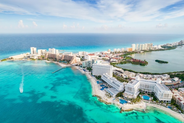 Vista panorámica aérea de la playa de cancún y la zona hotelera de la ciudad en méxico paisaje de la costa caribeña de