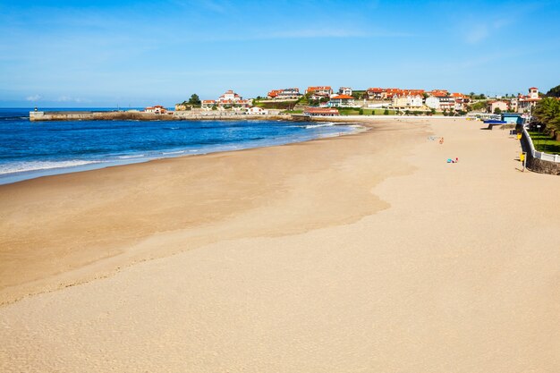 Vista panorámica aérea de la playa de la ciudad de Comillas, Cantabria, España