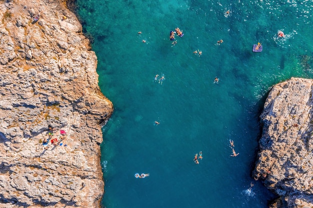 Vista panorámica aérea de la playa en la ciudad de Polignano a Mare, región de Puglia, Italia, cerca de la ciudad de Bari, Europa. Agua azul turquesa del mar Adriático. Fondo del concepto de viaje.