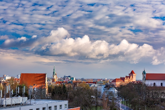 Vista panorámica aérea de Poznan con el Ayuntamiento y el Castillo Real, Polonia