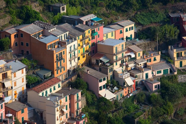 Vista panorámica aérea del pueblo pesquero de Manarola en cinco tierras, el Parque Nacional de Cinque Terre, Liguria, Italia.