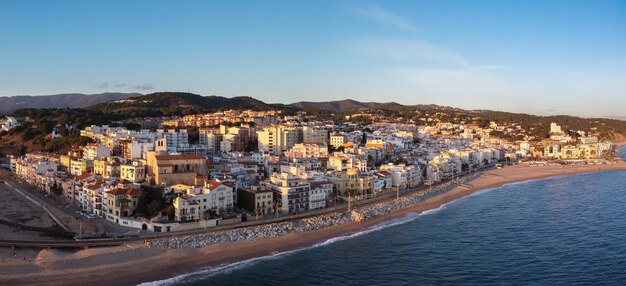 Foto vista panorámica aérea del pueblo de sant pol de mar en la costa de el maresme, cataluña