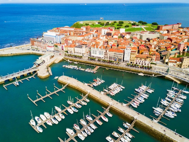 Vista panorámica aérea del puerto deportivo de Gijón. Gijón es la ciudad más grande de Asturias en España.