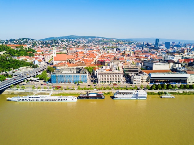 Vista panorámica aérea del río Danubio en Bratislava. Bratislava es la capital de Eslovaquia.