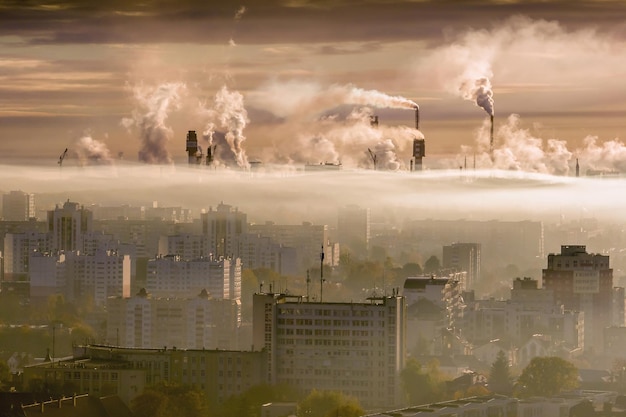 Vista panorâmica aérea sobre a fumaça de tubos de plantas industriais químicas ou de madeira Planta de resíduos de poluição ambiental Conceito de poluição do ar