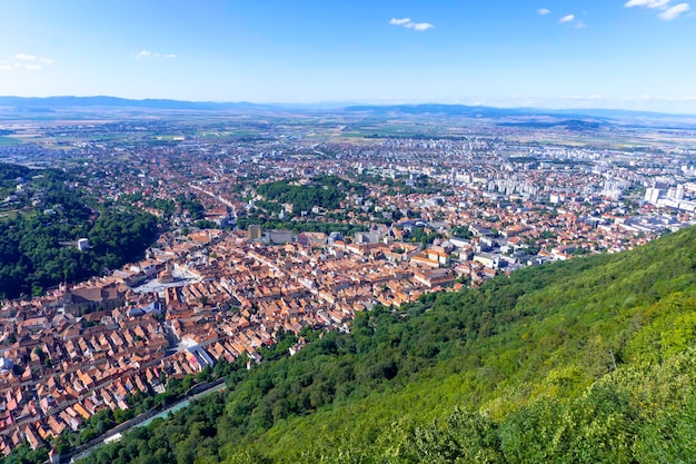 Vista panorâmica aérea sobre a histórica Cidade Velha na cidade de Brasov com a montanha de Tampa